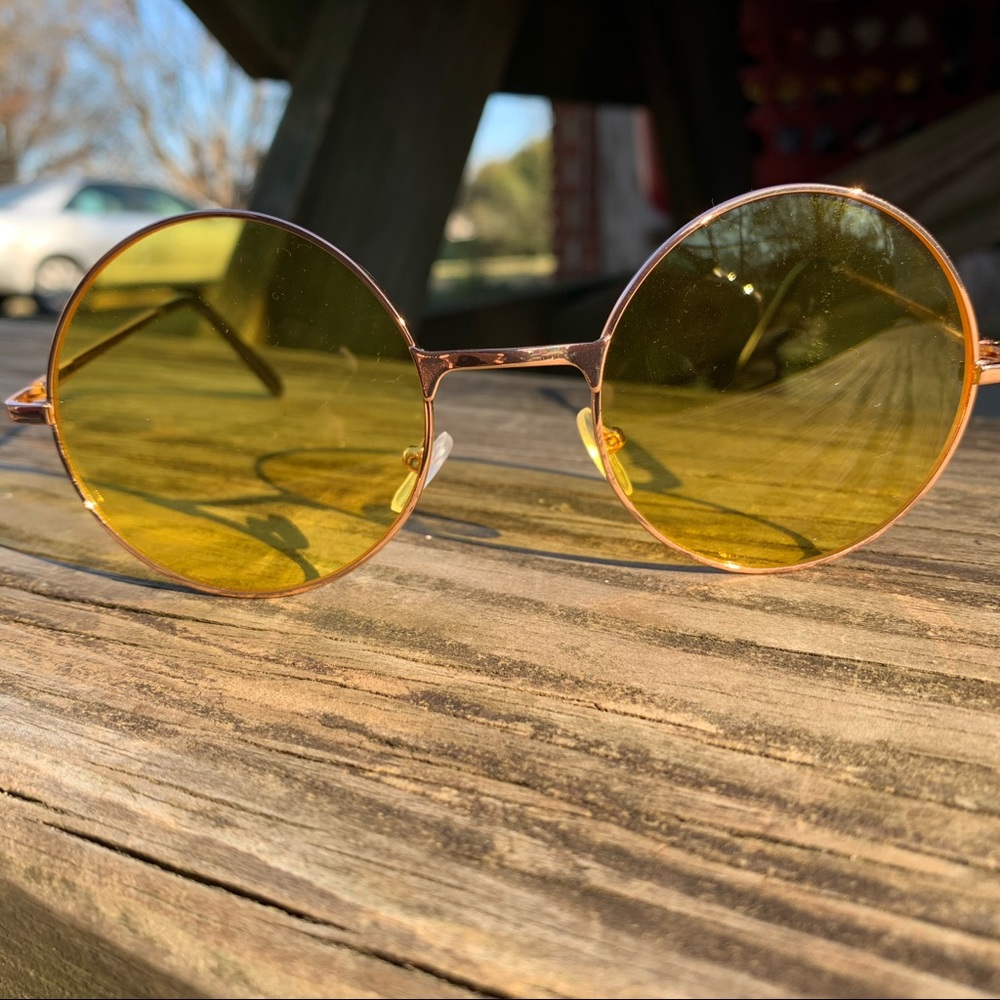 cute sunglasses!! 💛